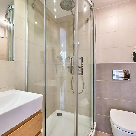 Апартаменты Design Penthouse With Private Rooftop Jacuzzi & Ac
