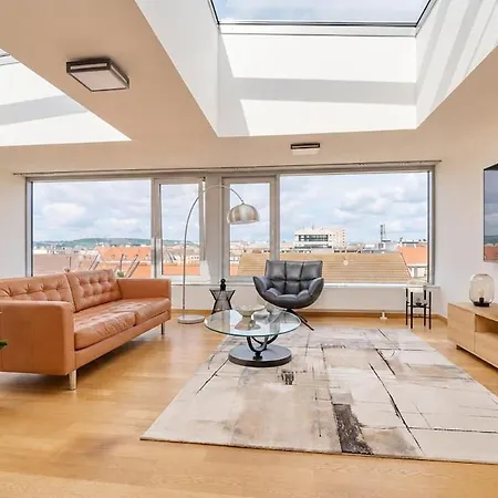 Апартаменты Design Penthouse With Private Rooftop Jacuzzi & Ac Прага